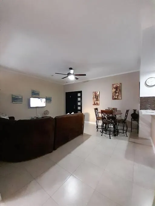 Choose To Be Happy At Brompton Estates - One And Two Bedroom With Pool Кингстон Апартаменты